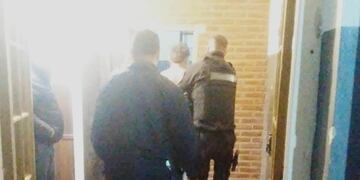 El hombre fue detenido por violento y una vecina lo denunció por robo.