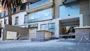 Un nuevo derrumbe de mampostería se produjo este martes por la mañana en un edificio de barrio Nueva Córdoba, en el noveno piso deTerrazas del Palacio, ubicado en Chacabuco 887. (Pedro Castillo / La Voz)