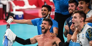 Facundo Conte celebra junto a sus compañeros la obtención la medalla de bronce.