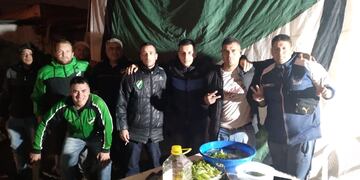 Hinchas del Cultural venden choripanes para viajar a alentar a la verde de Arroyito