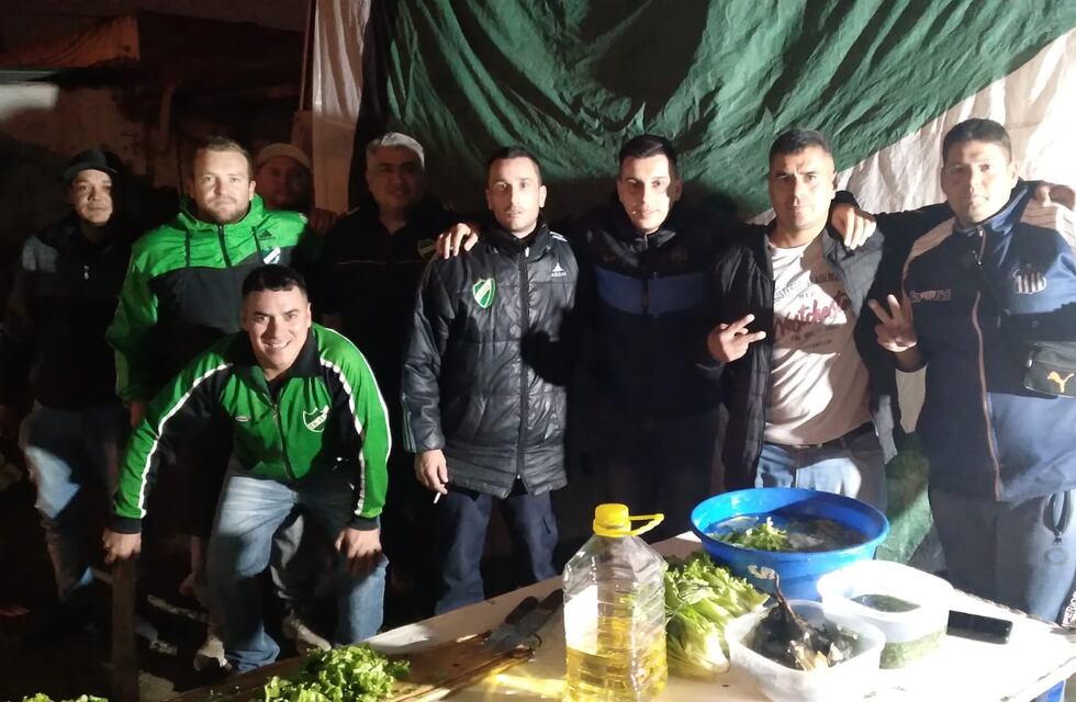 Hinchas del Cultural Arroyito venden comida rápida para viajar y ayudar a los que lo necesitan