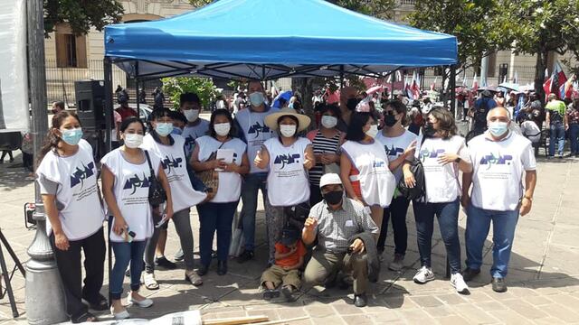 La dirigencia de APUAP, encabezada por su secretario general Nicolás Fernández, en la manifestación de este jueves frente a la Casa de Gobierno.