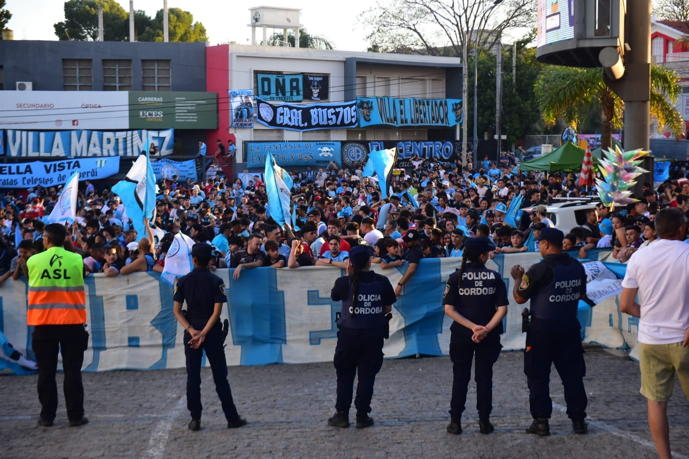 Banderazo de Belgrano en la previa del clásico con Talleres. (Nicolás Bravo / La Voz).
