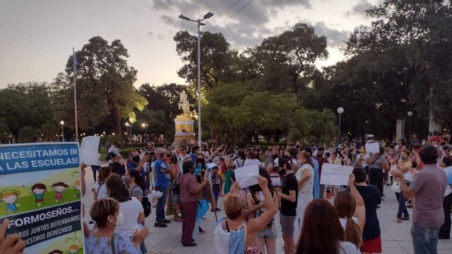 Padres, docentes y alumnos protestaron por la sorpresiva suspensión de las clases