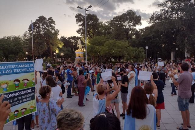 Padres, docentes y alumnos protestaron por la sorpresiva suspensión de las clases