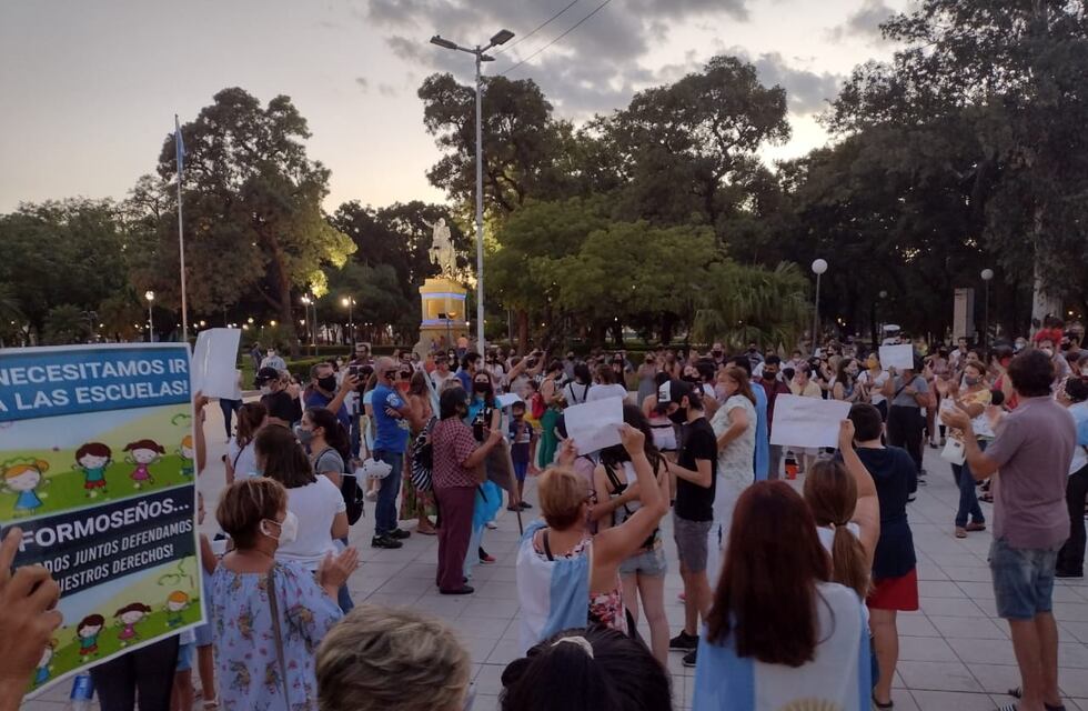 Padres protestaron por la suspensión de la vuelta a clases presencial y presentaron petitorio