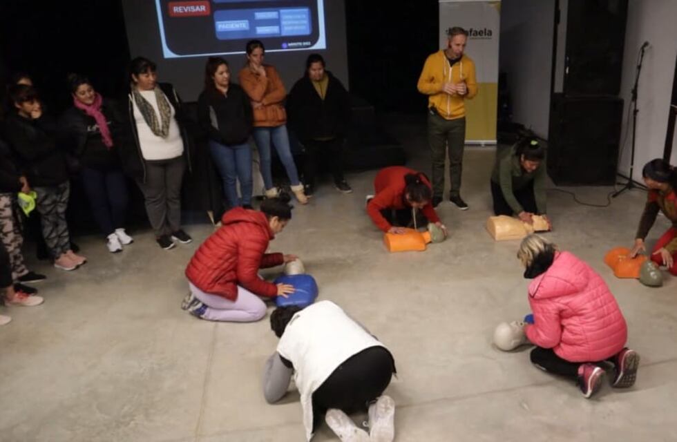 El Gobierno municipal brindó capacitación en primeros auxilios a voluntarios del Compromiso Urbano Sustentable