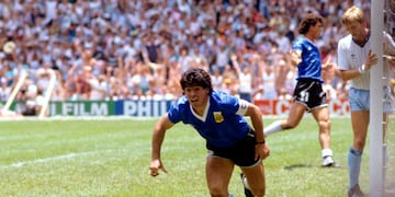 Diego Armando Maradona festeja su golazo a Inglaterra, el del 2-0 parcial ante Inglaterra en los cuartos de final de la copa del mundo de 1986, en México. (AP)