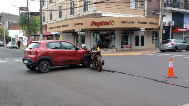 Accidente vial en Posadas dejó como saldo a un motociclista herido.