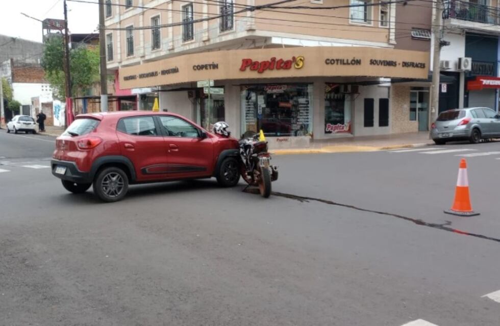 Accidente vial en Posadas dejó como saldo a un motociclista herido