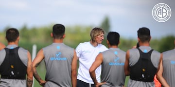 Teté González dirigió al equipo en el último partido. Tiene buena relación con los dos candidatos.