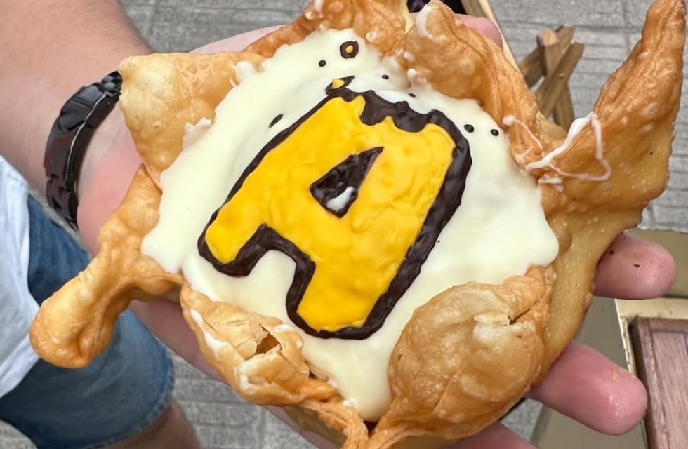 Cuál es el local que vende los pastelitos más grandes de Córdoba, según un conocido influencer
