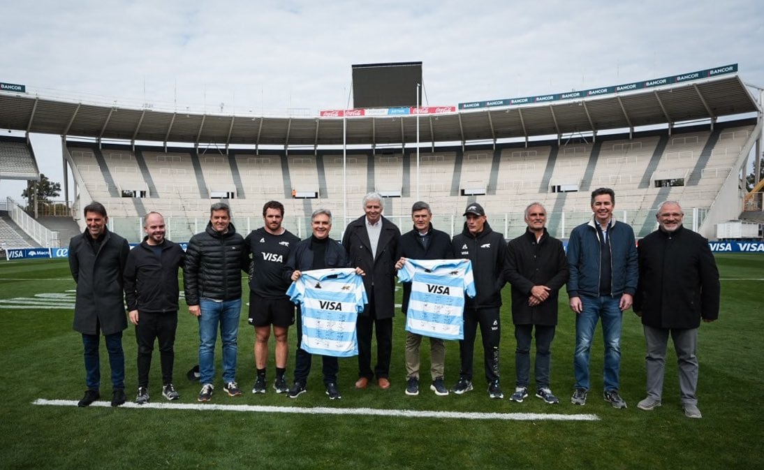 El gobernador Martín Llaryora con Los Pumas. (Gentileza)