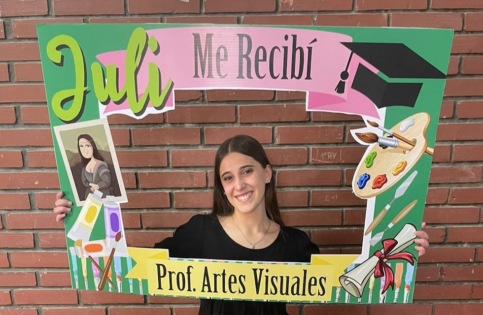 Emoción total: una joven de Junín se recibió presentando una obra en honor a su abuelo fallecido