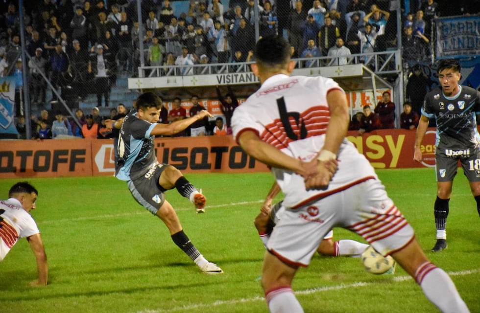 Julián Mavilla convirtió un golazo en el triunfo de Temperley ante Morón