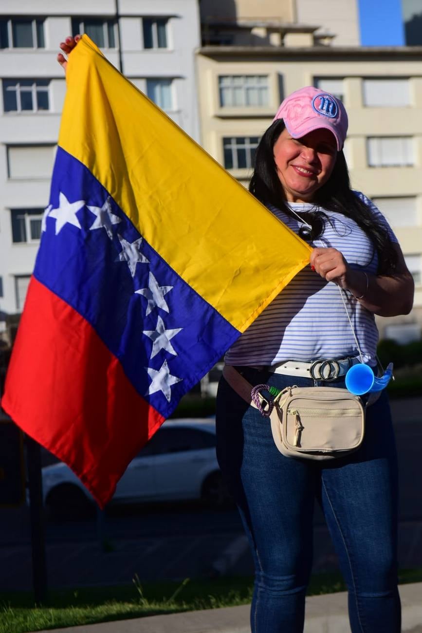 Venezolanos en Córdoba se reunieron en Plaza España para festejar la detención de Nicolás Maduro.  (Jorge Peñaranda / La Voz)