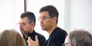 Germán Bottero y Leo Viotti, en una reunión de su equipo de trabajo