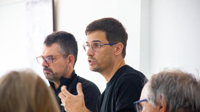 Germán Bottero y Leo Viotti, en una reunión de su equipo de trabajo