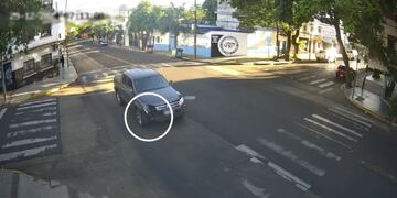 Cámaras captaron a un automovilista protagonizando múltiples choques en avenidas de Posadas.