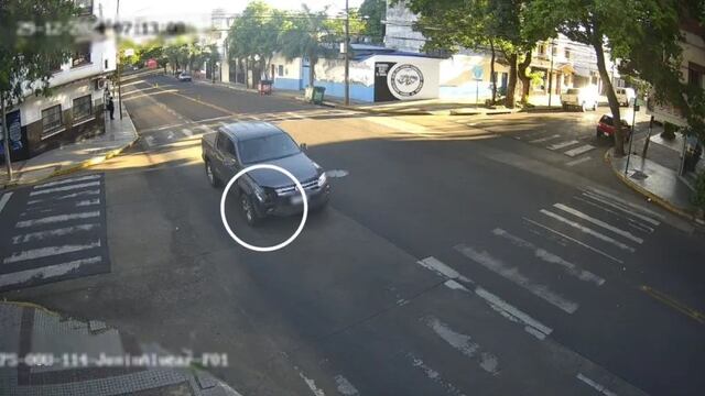 Cámaras captaron a un automovilista protagonizando múltiples choques en avenidas de Posadas.