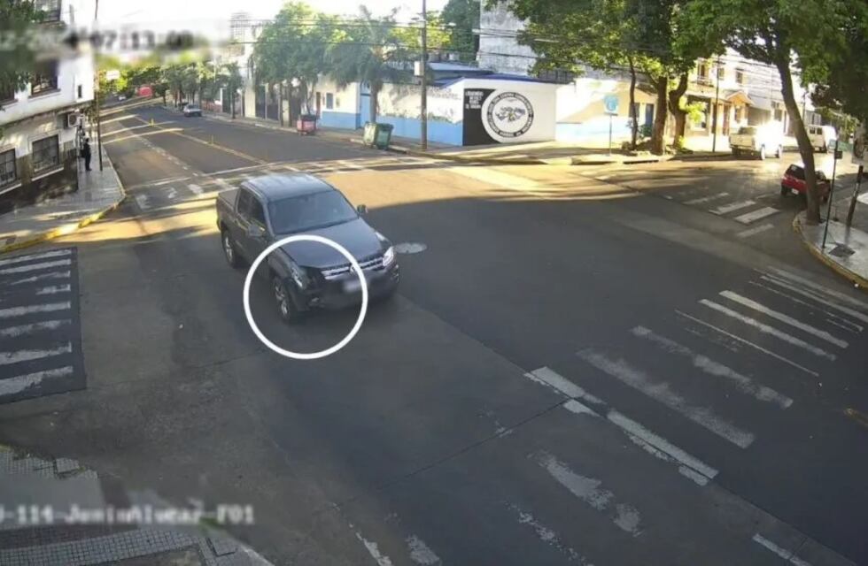 Cámaras captaron a un automovilista protagonizando múltiples choques en avenidas de Posadas