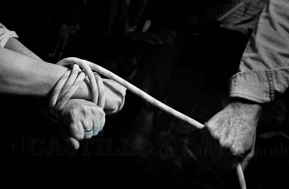 Entraron a la casa de una mujer, la ataron de pies y manos, y se llevaron su auto