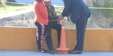 El jefe de la Policía consolando a Juan, el papá de Roberto, la víctima del accidente.