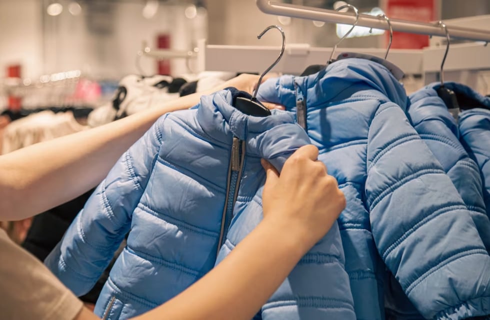 Camperas a 20.000 pesos: el supermercado que liquida abrigos para niños y adultos con descuentos del 50%