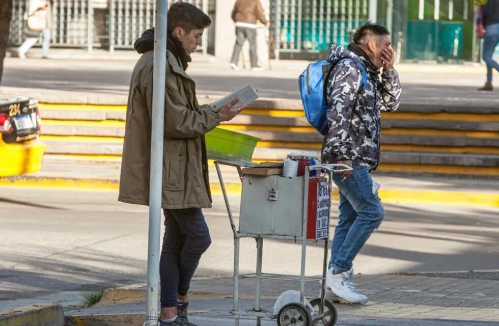 Nada lo detiene pensando en su futuro: conocé al mendocino que vende café en la calle y estudia economía