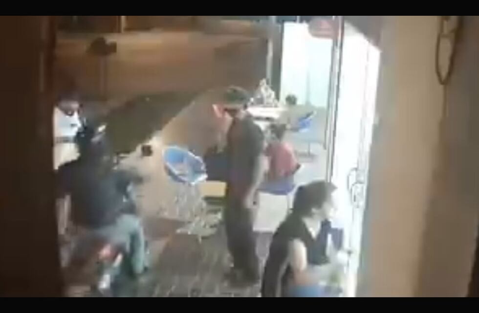 Inseguridad en Córdoba: le roban el celular en la puerta de la heladería