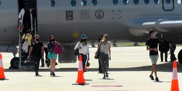 La nave de LADE llegó con 50 turistas a bordo, fue el primer vuelo comercial que recibió la aeroestación recientemente inaugurada. Gentilesa ANLS