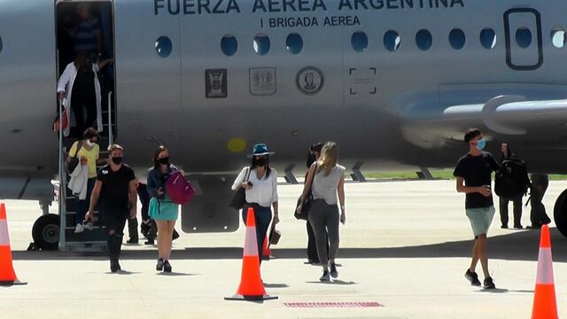 La nave de LADE llegó con 50 turistas a bordo, fue el primer vuelo comercial que recibió la aeroestación recientemente inaugurada. Gentilesa ANLS