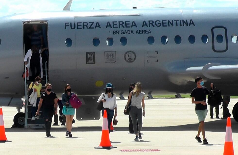 Llegó el primer vuelo comercial al Aeropuerto Valle del Conlara