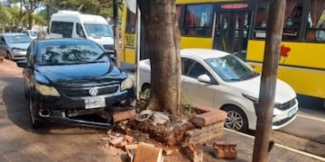 Perdió el control de su vehículo e impactó contra un cantero en Posadas.