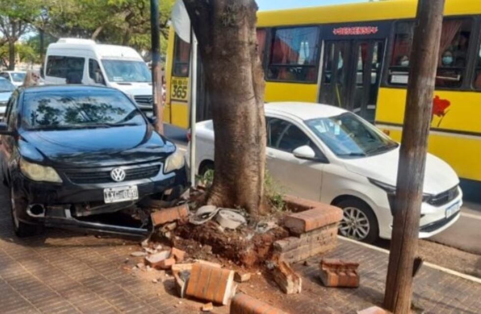 Perdió el control de su vehículo e impactó contra un cantero en Posadas