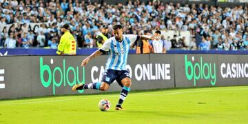Edwin Cardona, determinante en la victoria parcial de Racing sobre Argentinos Juniors.