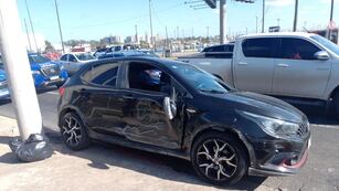 El auto robado en Carlos Paz que terminó incrustado en la avenida Colón de Córdoba.