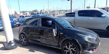 El auto robado en Carlos Paz que terminó incrustado en la avenida Colón de Córdoba.