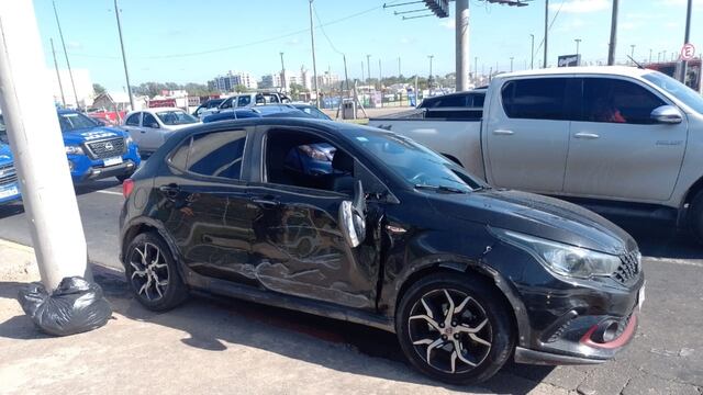 El auto robado en Carlos Paz que terminó incrustado en la avenida Colón de Córdoba.