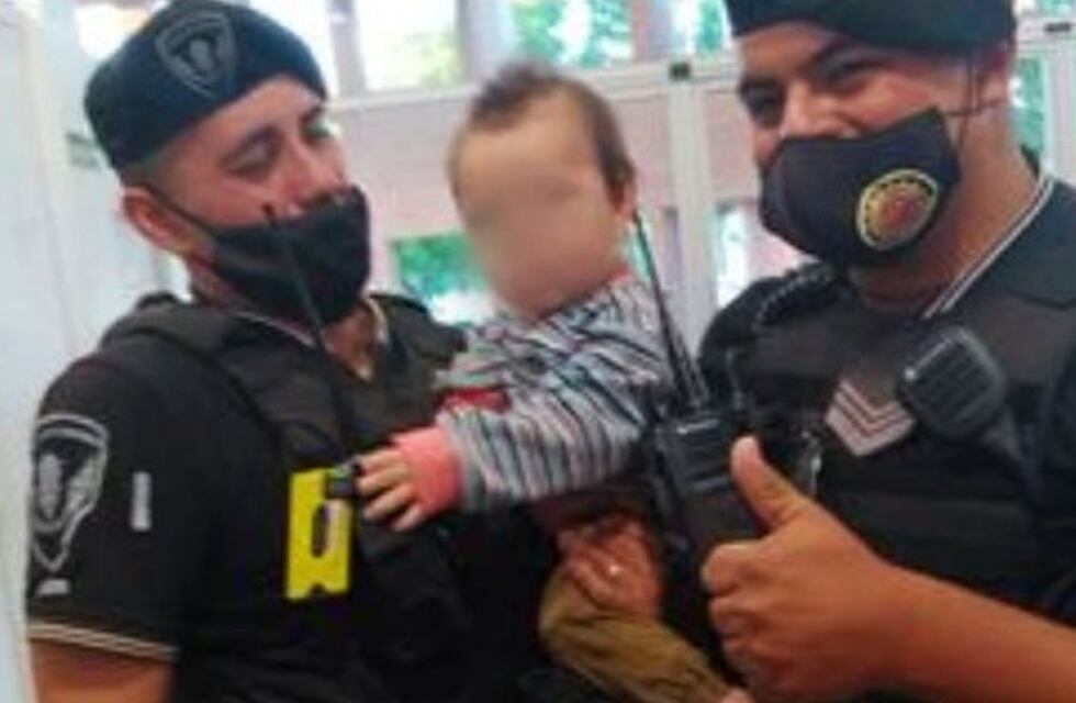 Policías de Córdoba salvan a un niño en Villa El Libertador