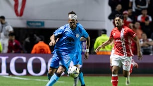 Franco Jara, delantero de Belgrano, en intento ante Argentinos. Pobre primer tiempo del Celeste (Prensa Belgrano).