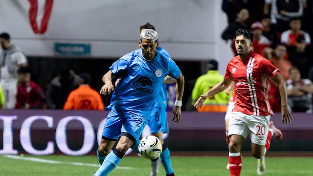 Franco Jara, delantero de Belgrano, en intento ante Argentinos. Pobre primer tiempo del Celeste (Prensa Belgrano).