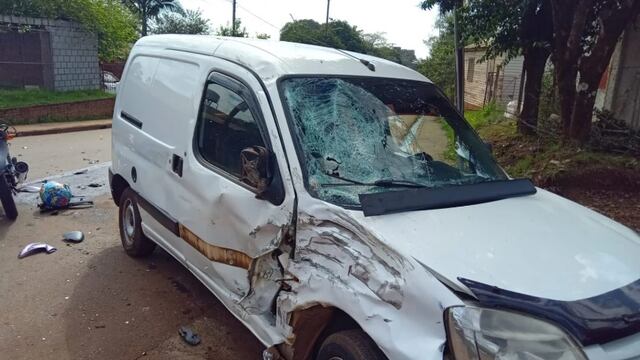 Aparatoso accidente en Garupá: motociclista voló por el aire y quedó registrado en cámaras.