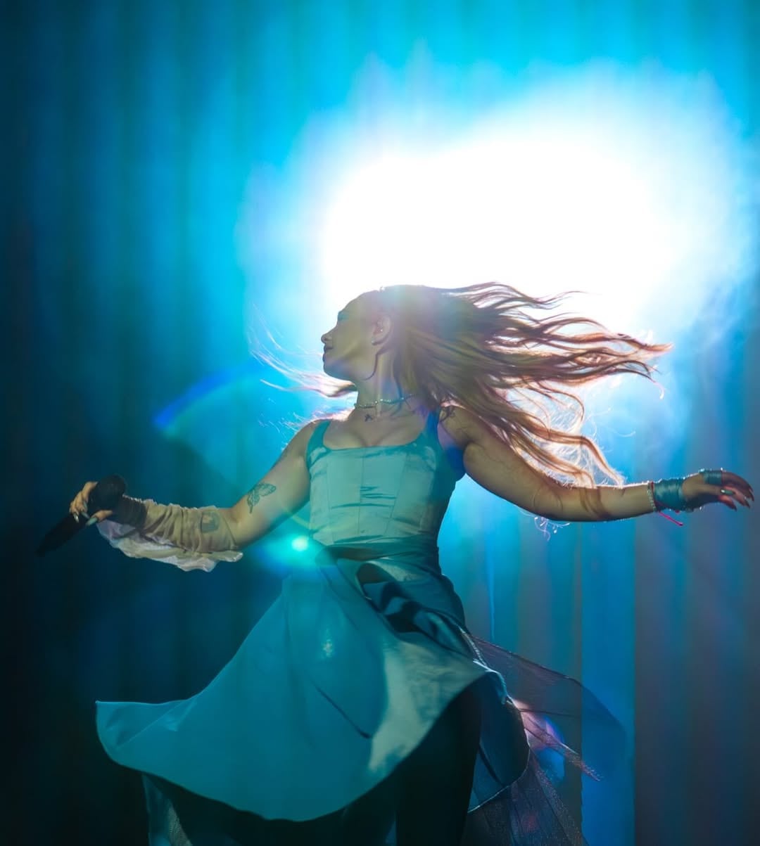 La cantante y actriz sorprende con su talento.