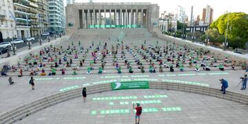 Militantes de Rosario realizaron un pañuelazo a favor del aborto legal en el Monumento Nacional a la Bandera. (Campaña Nacional por el Derecho al Aborto Legal Seguro y Gratuito Rosario)