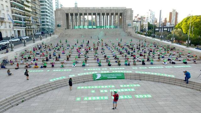 Militantes de Rosario realizaron un pañuelazo a favor del aborto legal en el Monumento Nacional a la Bandera. (Campaña Nacional por el Derecho al Aborto Legal Seguro y Gratuito Rosario)