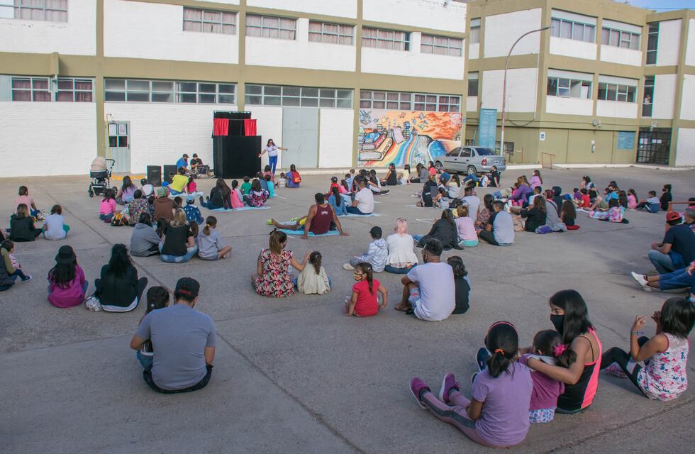 Exitosa presentación de títeres al aire libre