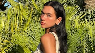 Dua Lipa, como una sirena, posó saliendo de la piscina y con el pelo mojado