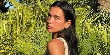Dua Lipa, como una sirena, posó saliendo de la piscina y con el pelo mojado