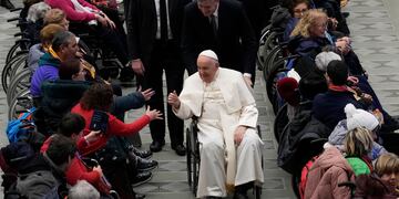 El papa Francisco saluda a los asistentes a una audiencia con personas enfermas y organizadores de la peregrinación a Lourdes, en el salón Pablo VI, en el Vaticano, el 14 de diciembre de 2023. (AP Foto/Alessandra Tarantino)